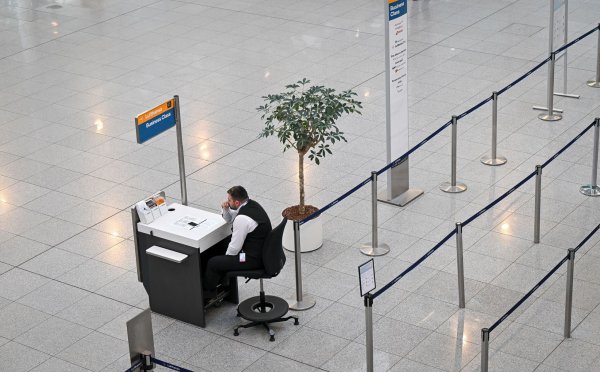 Seit 0.00 Uhr sind Beschäftigte aus dem öffentlichen Dienst der Flughafenbetreiber, den Bodenverkehrsdiensten und den Luftsicherheitsbereichen in verschiedenen Tarifkonflikten im Ausstand. - © Peter Kneffel/dpa