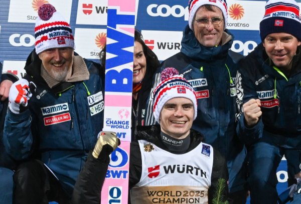Sportdirektor Aalbu beim Goldjubel auf der Normalschanze. - © Hendrik Schmidt/dpa