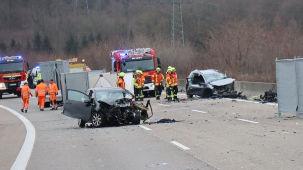 Zwei Menschen kamen auf der A6 ums Leben. - © René Priebe/-/dpa