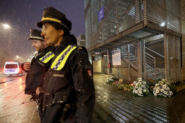 Polizeibeamte in Hamburg vor dem Gebäude der Zeugen Jehovas, wo ein Amokläufer erst sieben Menschen und dann sich selbst tötete. - © Christian Charisius/dpa