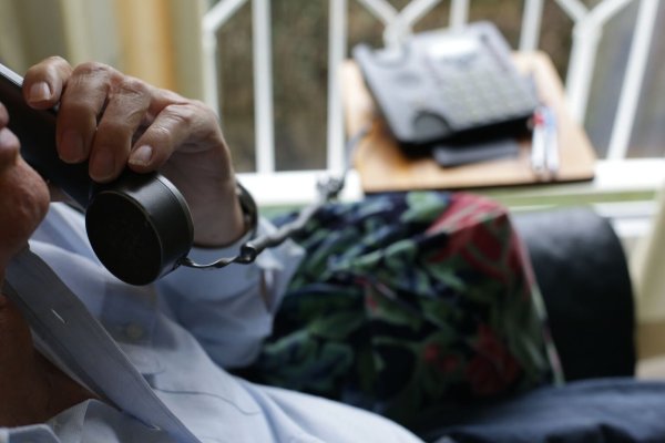 Ein Mann telefoniert - © Foto: Karolin Kraemer/dpa-tmn