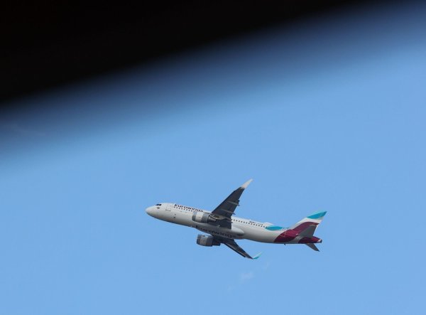 Am Mittwochabend musste ein Eurowings-Flieger kurz nach Abflug wieder zum Hamburg Airport zurückkehren. (Archivbild) - © Bodo Marks/dpa