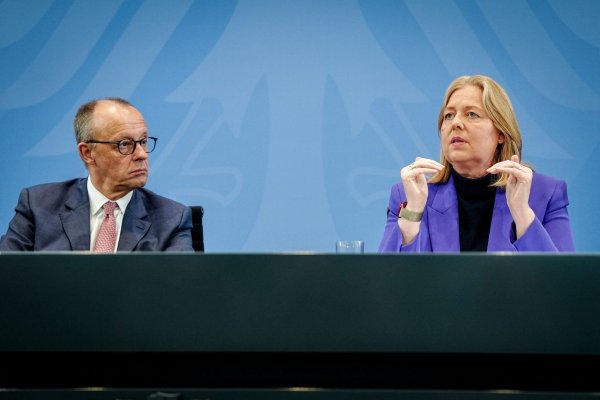 Kanzler Friedrich Merz (CDU) und Arbeitsministerin Bärbel Bas (SPD) haben lange um das Bürgergeld gerungen. - © Kay Nietfeld/dpa