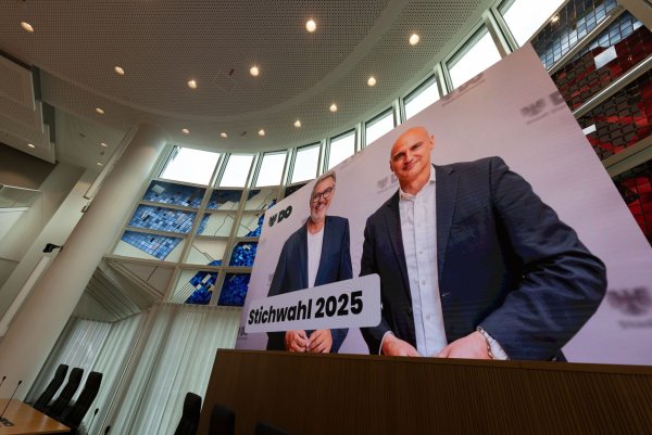 Thomas Westphal (SPD, links) wurde abgewählt. Er ließ jetzt erneut über den Brandmauerbeschluss im Dortmunder Rat abstimmen. Sein Nachfolger als Oberbürgermeister ist Alexander Kaluti (CDU). (Archivbild) - © Dieter Menne/dpa