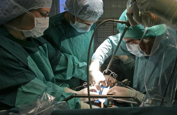 In Deutschland warten über 8.000 Menschen auf eine Organspende, vielfach schon seit Jahren. - © Jan-Peter Kasper/dpa-Zentralbild/dpa