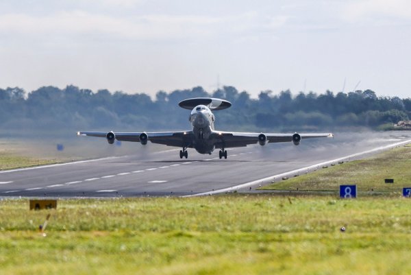 Der Nato-Flughafen in Geilenkirchen ist der Hauptstützpunkt von Awacs-Spezialflugzeugen zur Überwachung des Luftraumes. (Archivbild) - © Christoph Reichwein/dpa