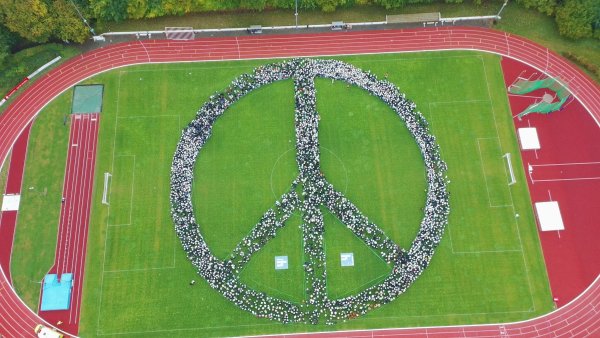 Das Peace-Zeichen hatte einen Durchmesser von 70 Metern. - © Christian Müller/dpa
