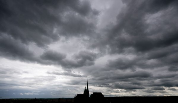 Mehrere Bistümer haben eine Untersuchung zu ritueller Gewalt durch Netzwerke in der katholischen Kirche vorgestellt. (Archivbild) - © Hendrik Schmidt/dpa