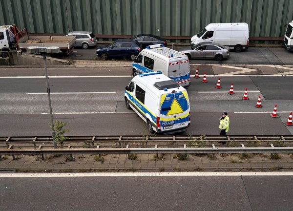 Die Polizei suchte nach Spuren und Beweismitteln. - © Michael Ukas/dpa
