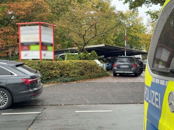 Großeinsatz der Polizei an Berufskolleg: Eine Schülerin wurde mit einem Messer angegriffen - © Christian Müller/dpa