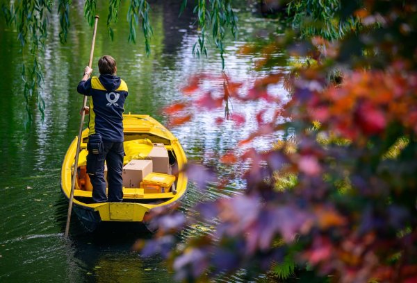 Der Postkahn im Spreewald geht in die Winterpause. - © Patrick Pleul/dpa