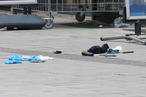 Die Polizei hat auf einer belebten Einkaufsstraße in Düsseldorf einen bewaffneten Mann niedergeschossen und schwer verletzt. - © David Young/dpa