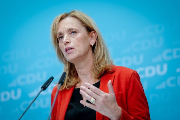 Bildungsministerin Prien berichtet von Überlegungen unter Juden, ob sie sich vorsorglich ein Finanzpolster im Ausland anlegen sollen. - © Kay Nietfeld/dpa