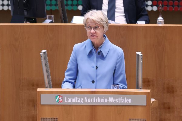 NRW-Schulministerin Dorothee Feller (CDU) lässt den Vorwurf der Vernachlässigung der Bildungsinvestitionen nicht auf sich sitzen. (Archivbild) - © David Young/dpa