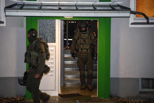 Spezialkräfte stürmten die Wohnung des 51-Jährigen in Ennepetal. - © Alex Talash/dpa