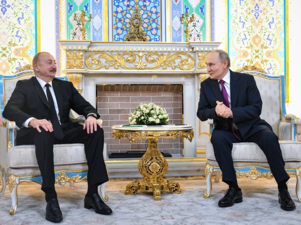 Der aserbaidschanische Präsident Ilham Aliyev hat Kremlchef Wladimir Putin öffentlich gedankt für die Aufklärung des Flugzeugabsturzes im Dezember vorigen Jahres. - © Grigory Sysoyev/Pool Sputnik Kremlin/AP/dpa