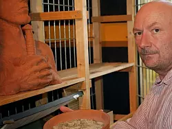 Der geschichtsbegeisterte K&uuml;nstler Ruppe Koselleck mit der Graberde von Albert Mayer, die einige Zeit in Enger ausgestellt war: - &copy; Foto: Mayerserde.Blogspot.de