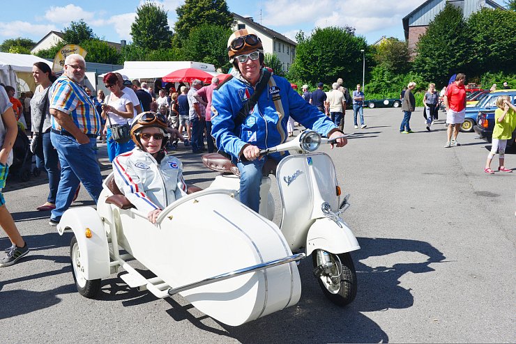 Stimmiges Outfit: Regina und Karl-Heinz Wietbrauk aus Schieder mit ihrer Vespa VBN und Beiwagen. - © André Gallisch