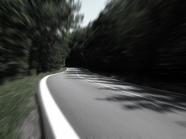 Das Opfer wurde an einem Straßenrand gefunden. - © Symbolbild: Pixabay