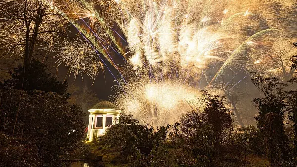 Die Stadt Bad Salzuflen l&auml;dt zum gro&szlig;en Silvester-Open-Air am 31. Dezember in den Kurpark, wo das neue Jahr mit einem visuell-spektakul&auml;ren H&ouml;henfeuerwerk eingel&auml;utet wird. - &copy; Stadt Bad Salzuflen/C.Schwier