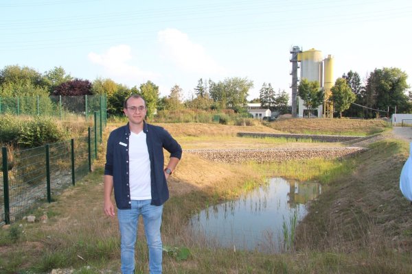 Für ein großes Regenereignis, das statistisch gesehen alle fünf Jahre vorkommen soll, sind die drei Rückhaltebecken im Gewerbegebiet Großer Kamp ausgelegt. Sven Ranft von der Stadt hat das Projekt als Bauleiter begleitet. - © Cordula Gröne