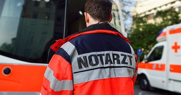In beiden Fällen verloren die jungen Fahrer die Kontrolle über ihren Wagen. - © dpa