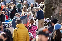 Der Flohmarkt auf dem Klosterplatz l&auml;dt zum St&ouml;bern ein. - &copy; Oliver Krato