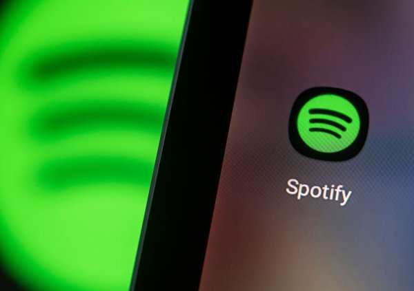 Der Preis für Spotify-Abos steigt im September. (Archivbild) - © Fabian Sommer/dpa