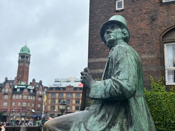 Eine Statue zu Ehren des dänischen Nationaldichters H.C. Andersen steht vor dem Rathaus von Kopenhagen. - © Steffen Trumpf/dpa