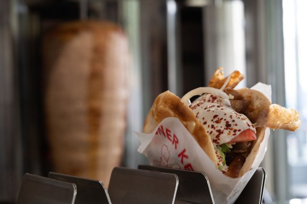 Ein Klassiker der deutschen Imbisskultur: Der Döner gehört für viele zum Alltag – doch in dem schnellen Snack steckt harte Arbeit. (Archivbild) - © Markus Lenhardt/dpa