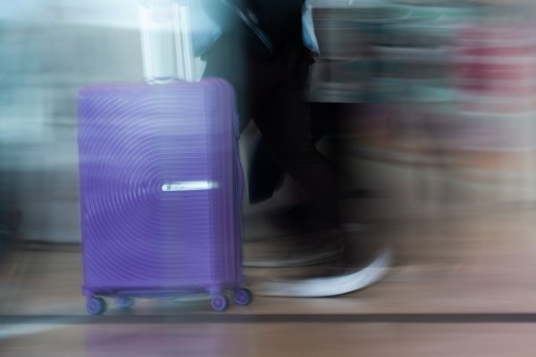 Das Kind wurde nur zufällig vom Busfahrer in dem Koffer entdeckt. (Symbolbild) - © Christophe Gateau/dpa