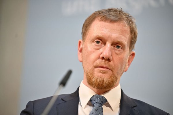 Kretschmer befürwortet Änderungen beim Bürgergeld. (Archivbild) - © Sebastian Christoph Gollnow/dpa