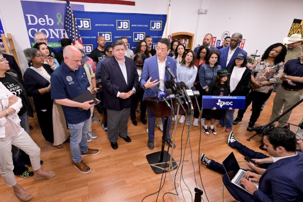 Der demokratische Gouverneur von Illinois, JB Pritzker, bei einer Pressekonferenz mit aus Texas «geflohenen» Demokraten. - © Mark Black/FR171635 AP/AP/dpa