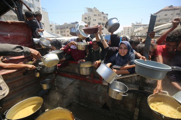 Palästinenser warten inmitten einer Hungerkrise auf Lebensmittel aus einer Wohltätigkeitsküche. (Archivbild) - © Omar Ashtawy/APA Images via ZUMA Press Wire/dpa