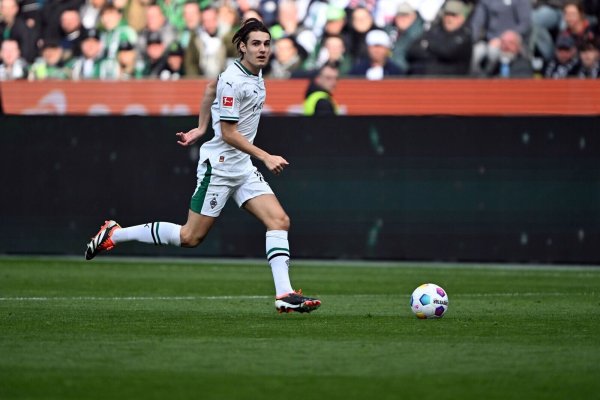 Trainiert wieder mit den Profis: Florian Neuhaus - © Federico Gambarini/dpa