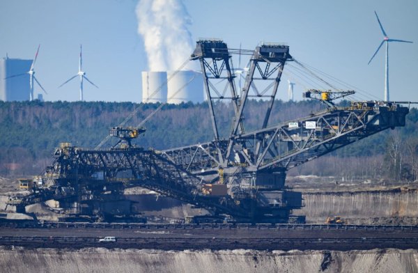 Gaskraftwerke sollen vielerorts Kohlemeiler ersetzen - auch in Ostdeutschland, wie Wirtschaftsministerin Reiche betont. (Archivbild) - © Robert Michael/dpa