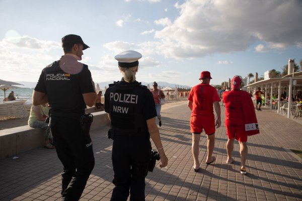 Auch deutsche Polizisten patrouillieren im Sommer an der Playa. (Archivfoto) - © Clara Margais/dpa