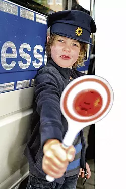 &Uuml;bt schon mal: Finn Pohl (6) mit Polizeim&uuml;tze und -kelle. - &copy; Barbara Franke