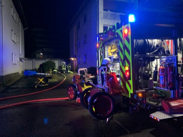Vor einem Mehrfamilienhaus in der Parkstraße steht das Löschfahrzeug der hauptamtlichen Kräfte der Freiwilligen Feuerwehr Bad Salzuflen. Im Erdgeschoss des Hauses hat der Angriffstrupp das angebrannte Essen schnell gelöscht und die Bewohnerin ins Freie gebracht.  - © Daniel Hobein / Feuerwehr Bad Salzuflen