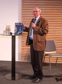 Dr. Stephan Berke wirft einen fundierten Blick auf die Geschichte der Deutungen, auf alte Quellen und neue arch&auml;ologische Erkenntnisse. - &copy; Lippisches Landesmuseum