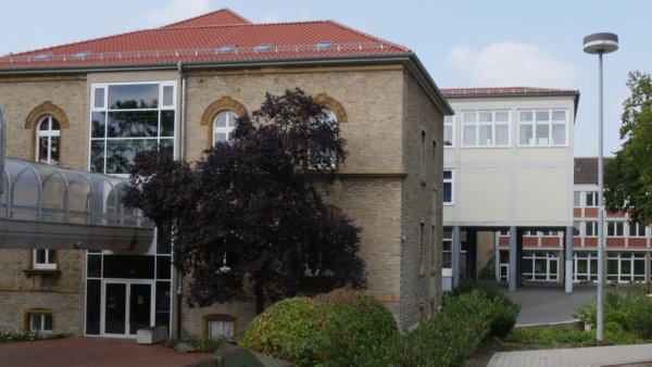 Im Altbau des Grabbe-Gymnasíums befindet sich das Sekretariat. Wollen Schüler zur Toilette gehen, müssen sie sich dort den Schlüssel abholen. - © Jost Wolf