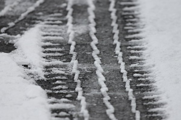 Der Wetterdienst warnt vor glatten Straßen in Lippe. - © Manfred Richter / Pixabay