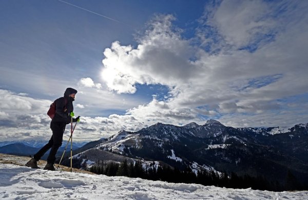 Ein Mann wandert in einer Berglandschaft mit Schnee - © Foto: Uwe Lein/dpa/dpa-tmn