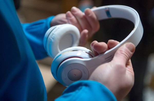 Musik spielt eine wichtige Rolle für menschliche Emotionen, berichten die Forscher. (Symbolbild) - © Boris Roessler/dpa