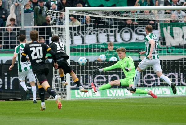 Karlsruhes Louey Ben Farhat (M) erzielt gegen Münster das 1:0. - © Bernd Thissen/dpa