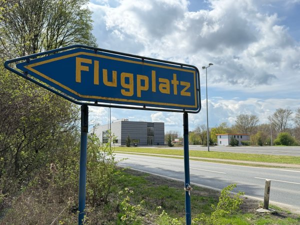 Ein Kleinflugzeug startet auf dem Flugplatz Salzgitter-Drütte, stürzt dann aber auf dem Werksgelände der Salzgitter AG ab. - © Michael Brandt/dpa