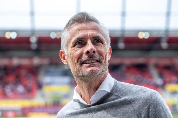 Viel wird über die Zukunft von Schalke-Trainer Kees van Wonderen diskutiert. - © Armin Weigel/dpa