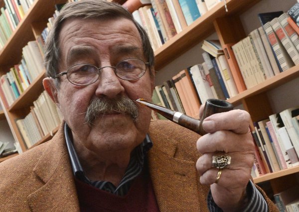 Günter Grass in seinem Atelier (Archivbild von 2012). - © Marcus Brandt/dpa