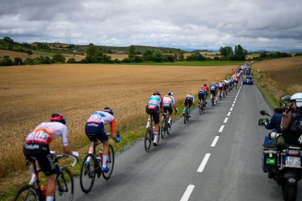 Nach dem Auftakt im spanischen Baskenland kehrt der Tour-Tross nach Frankreich heim. - © Thibault Camus/AP/dpa