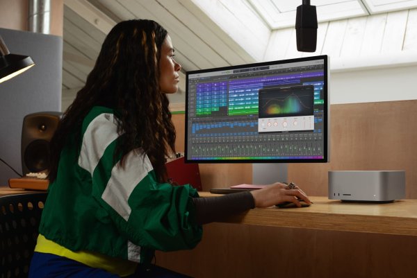 Der neue Mac Studio nimmt nicht viel Platz auf dem Schreibtisch weg. - © Apple/dpa-tmn